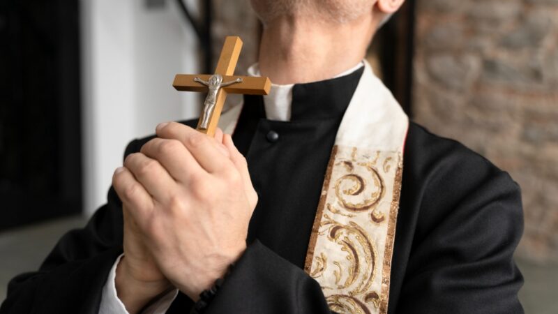 Ksiądz Mateusz N. skazany na 2 lata i 4 miesiące bezwzględnego więzienia za wykorzystywanie seksualne małoletniego