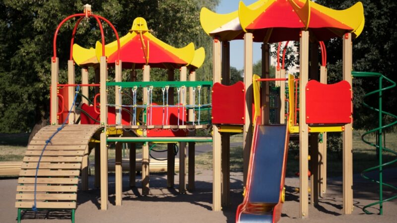 Odnowiony plac zabaw w Psarach Polskich czeka na małych odkrywców