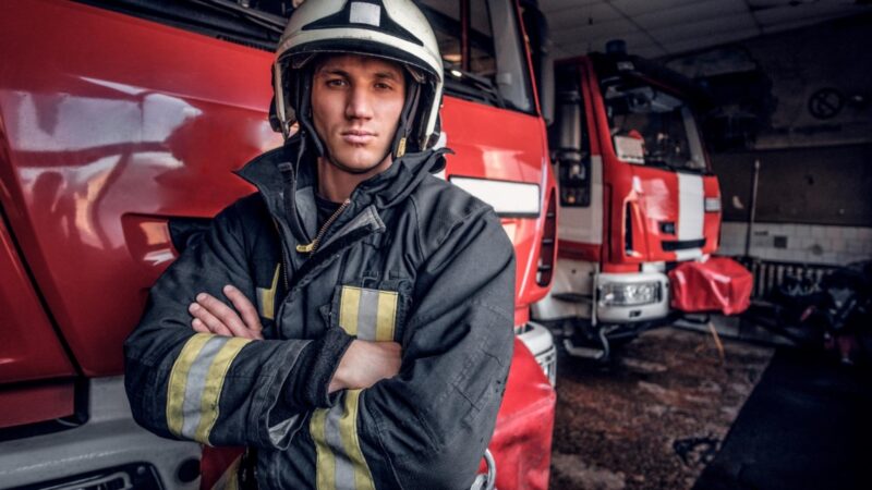 Interwencja strażaków z Wrześni i Węgierek w wyniku pożaru samochodu marki Volvo