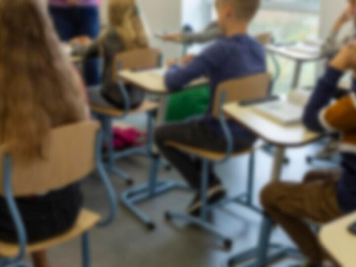 Pierwszaki w Pyzdrach z dumą wkraczają w szkolny świat podczas uroczystości pasowania