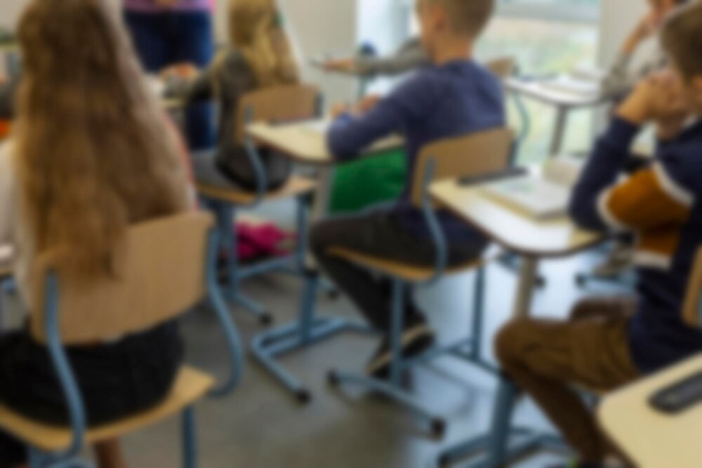 Pierwszaki w Pyzdrach z dumą wkraczają w szkolny świat podczas uroczystości pasowania