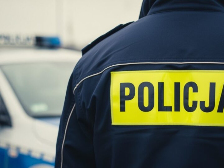 Pijany kierowca z zakazem w rękach policji