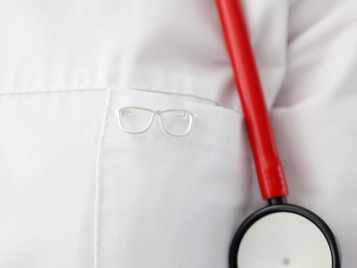 Strażnicy miejscy uczą młodzież pierwszej pomocy podczas turnieju „Żyj Bezpiecznie