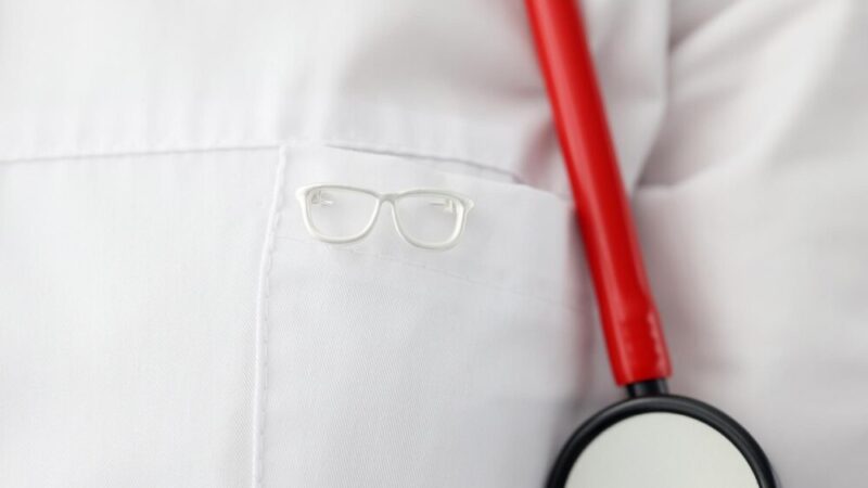 Strażnicy miejscy uczą młodzież pierwszej pomocy podczas turnieju „Żyj Bezpiecznie