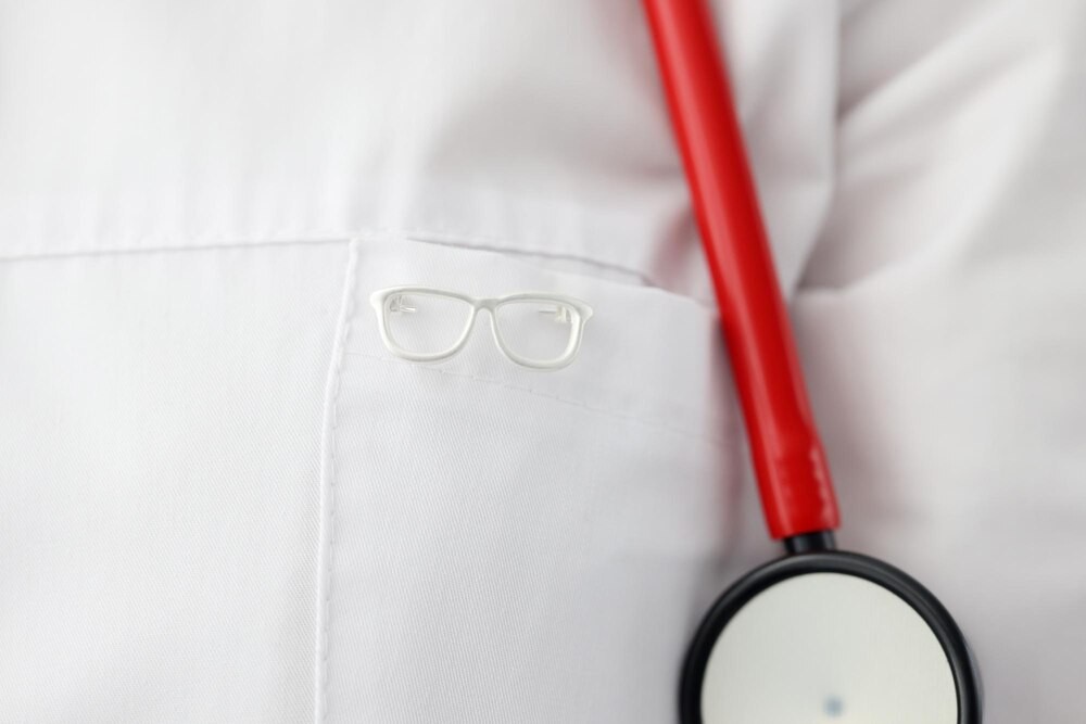 Strażnicy miejscy uczą młodzież pierwszej pomocy podczas turnieju „Żyj Bezpiecznie