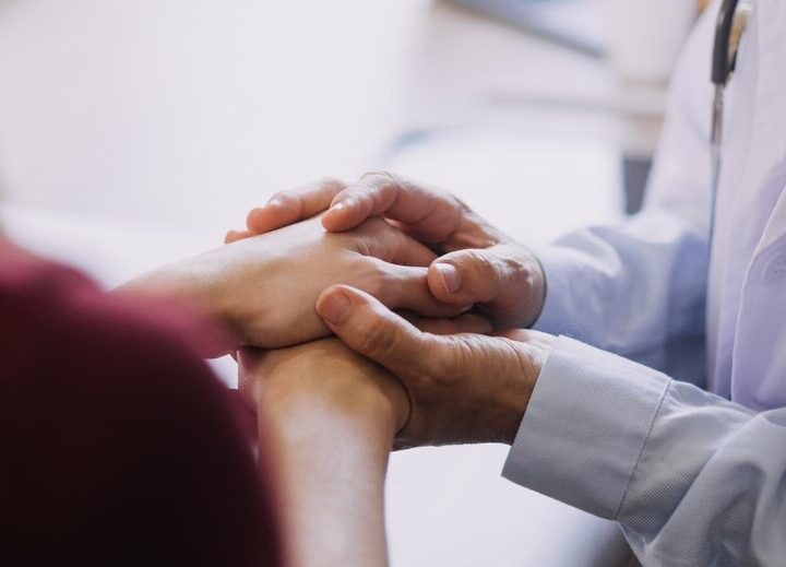 Mieszkańcy Wrześni uczą się samobadania piersi i jąder podczas akcji profilaktyki onkologicznej