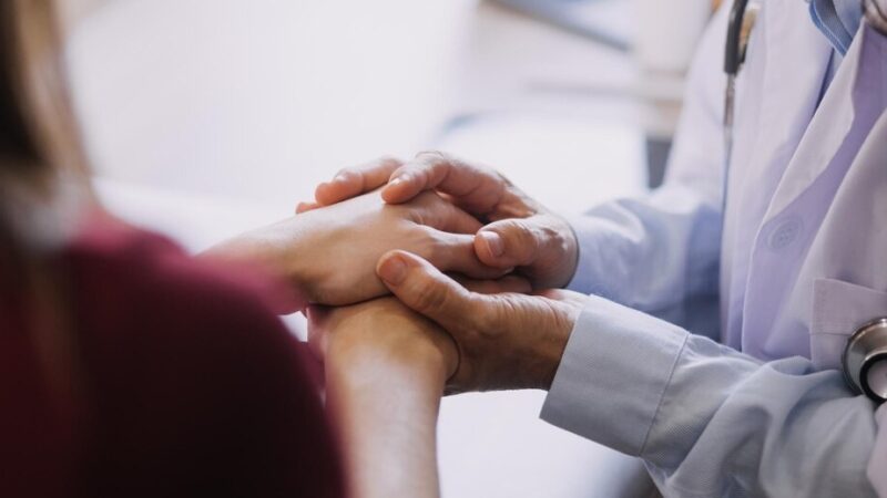 Mieszkańcy Wrześni uczą się samobadania piersi i jąder podczas akcji profilaktyki onkologicznej