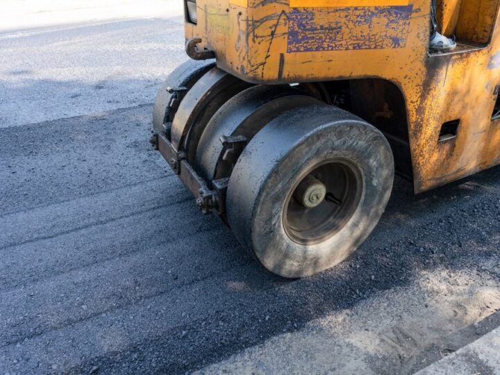 Asfaltowe inwestycje w Nekli: poprawa bezpieczeństwa i estetyki dróg