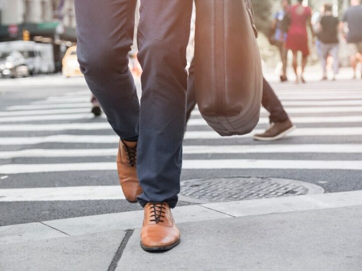 Sierżant Pyrek uczy dzieci bezpieczeństwa na drodze we Wrześni