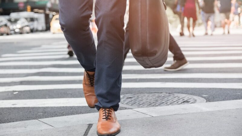 Sierżant Pyrek uczy dzieci bezpieczeństwa na drodze we Wrześni