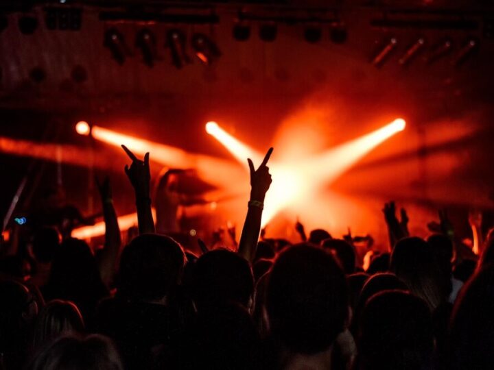 Wielkanoc w Pyzdrach: huk kan i dźwięki orkiestry tworzą wyjątkową atmosferę