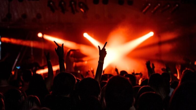 Wielkanoc w Pyzdrach: huk kan i dźwięki orkiestry tworzą wyjątkową atmosferę