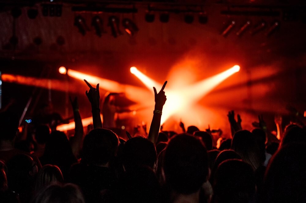 Wielkanoc w Pyzdrach: huk kan i dźwięki orkiestry tworzą wyjątkową atmosferę