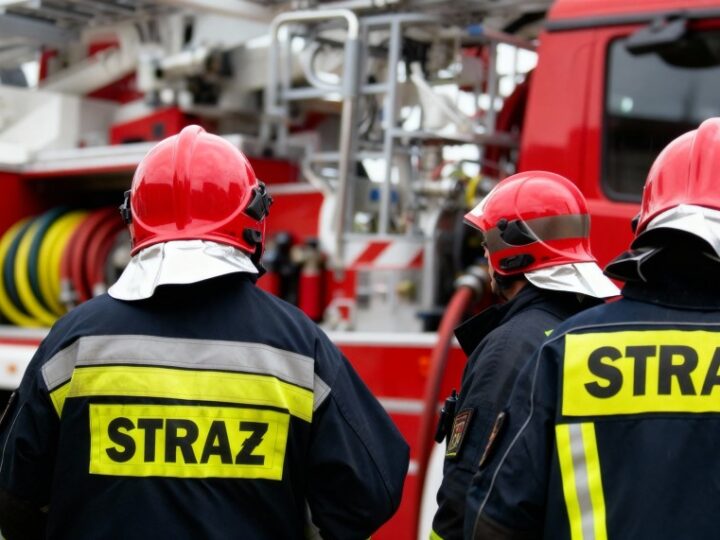 Krasnoludki z przedszkola poznają świat strażaków w Miłosławiu