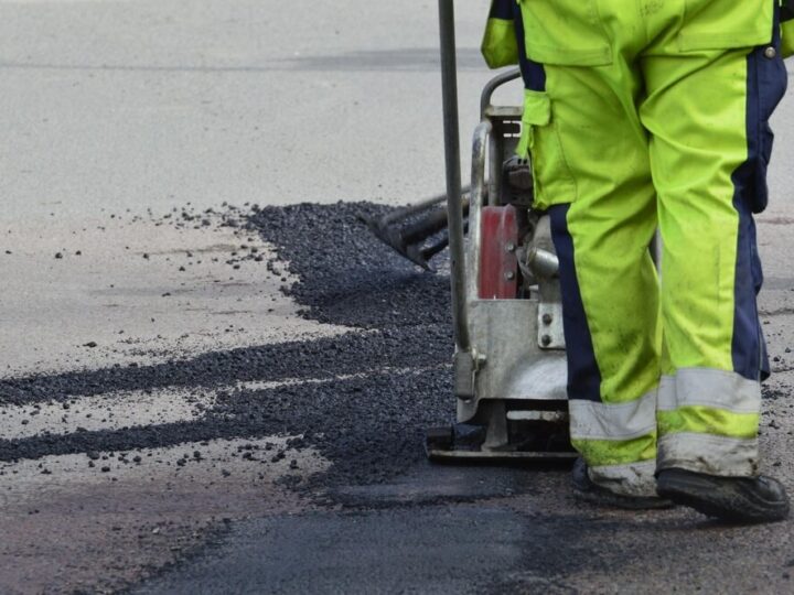 Pyzdrzyński burmistrz podpisuje umowę na modernizację drogi w Tłoczyźnie