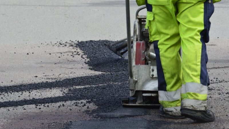 Pyzdrzyński burmistrz podpisuje umowę na modernizację drogi w Tłoczyźnie