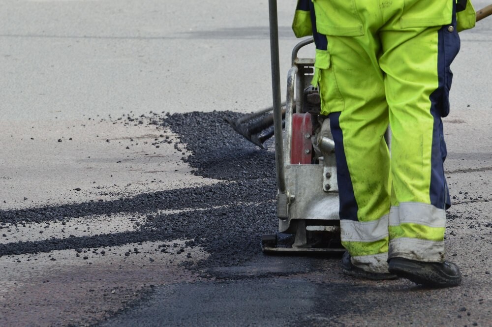 Pyzdrzyński burmistrz podpisuje umowę na modernizację drogi w Tłoczyźnie