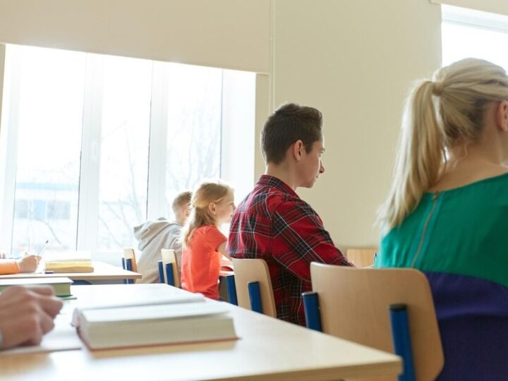 Zofia Dudek odbiera bon edukacyjny na studia w Poznaniu