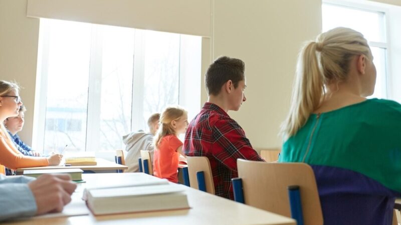Zofia Dudek odbiera bon edukacyjny na studia w Poznaniu