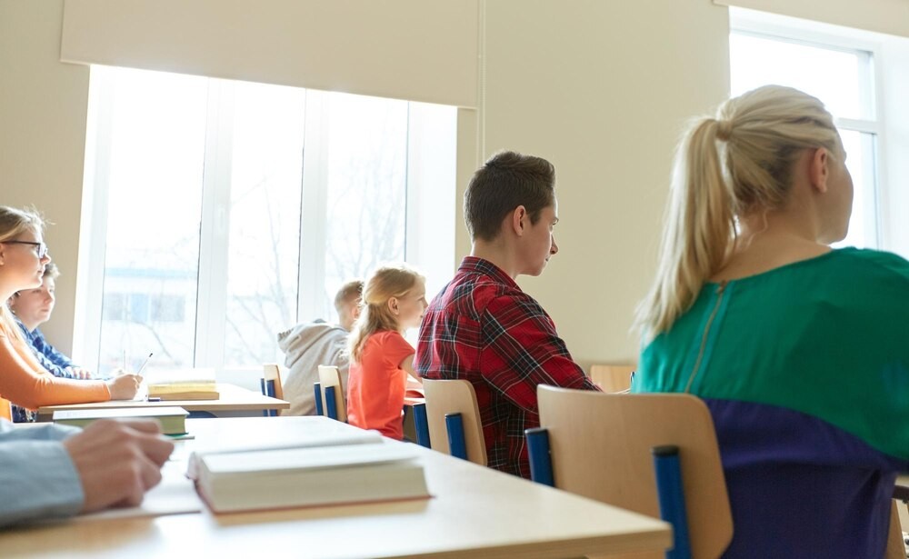 Zofia Dudek odbiera bon edukacyjny na studia w Poznaniu
