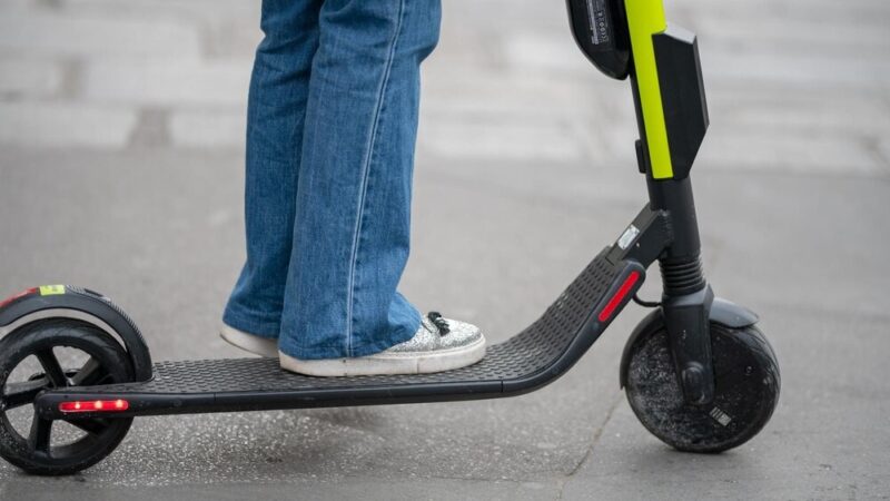 Obywatel Mołdawii deportowany po kradzieży hulajnogi w Polsce